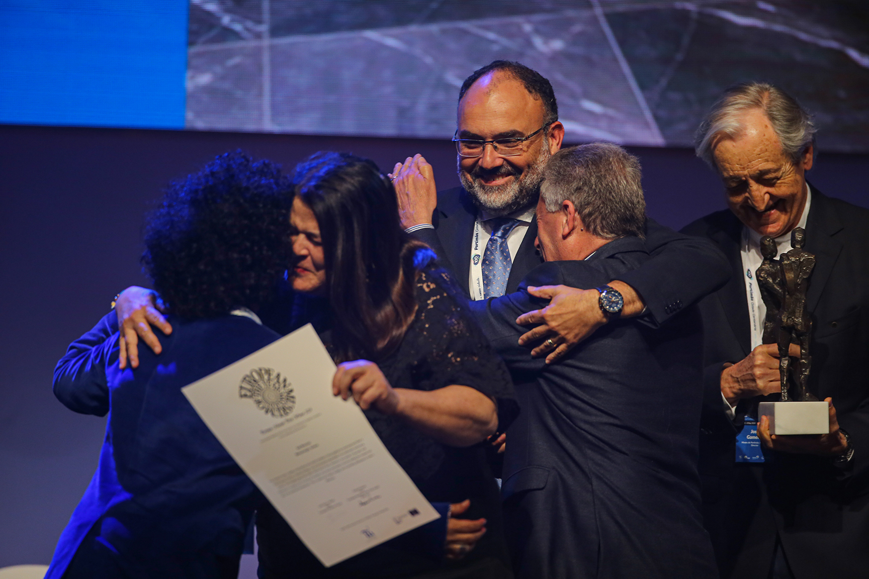 Laureaci nagród EMYA 2024 ze swoimi nagrodami.