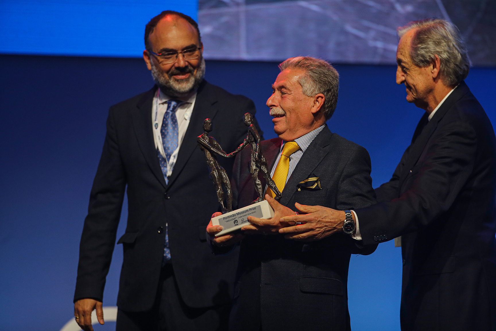 Laureaci nagród EMYA 2024 ze swoimi nagrodami.