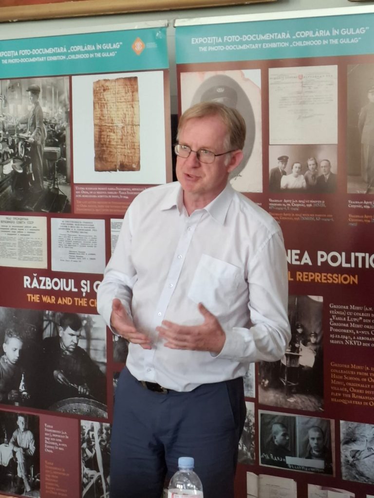 Arunas Bubnys – dyrektor Centrum Badania Ludobójstwa i Ruchu Oporu Mieszkańców Litwy przemawia stojąc na tle ścianki