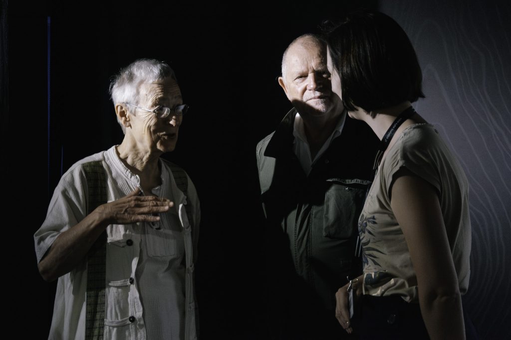 Krzysztof Renik i Elżbieta Dziuk rozmawiają z pracowniczką Muzeum Pamięci Sybiru.