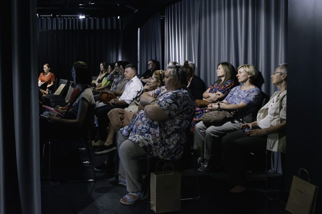 Grupa nauczycieli słucha wykładu.