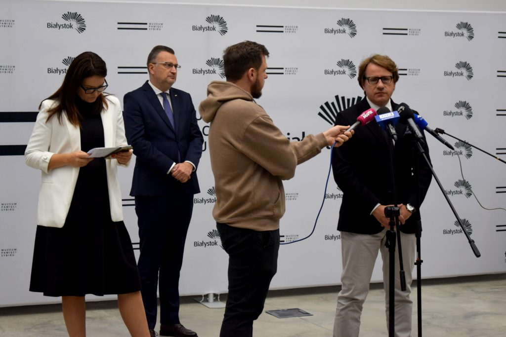 Dyrektor Muzeum Pamięci Sybiru prof. Wojciech Śleszyński przemawia do mikrofonu podczas konferencji 