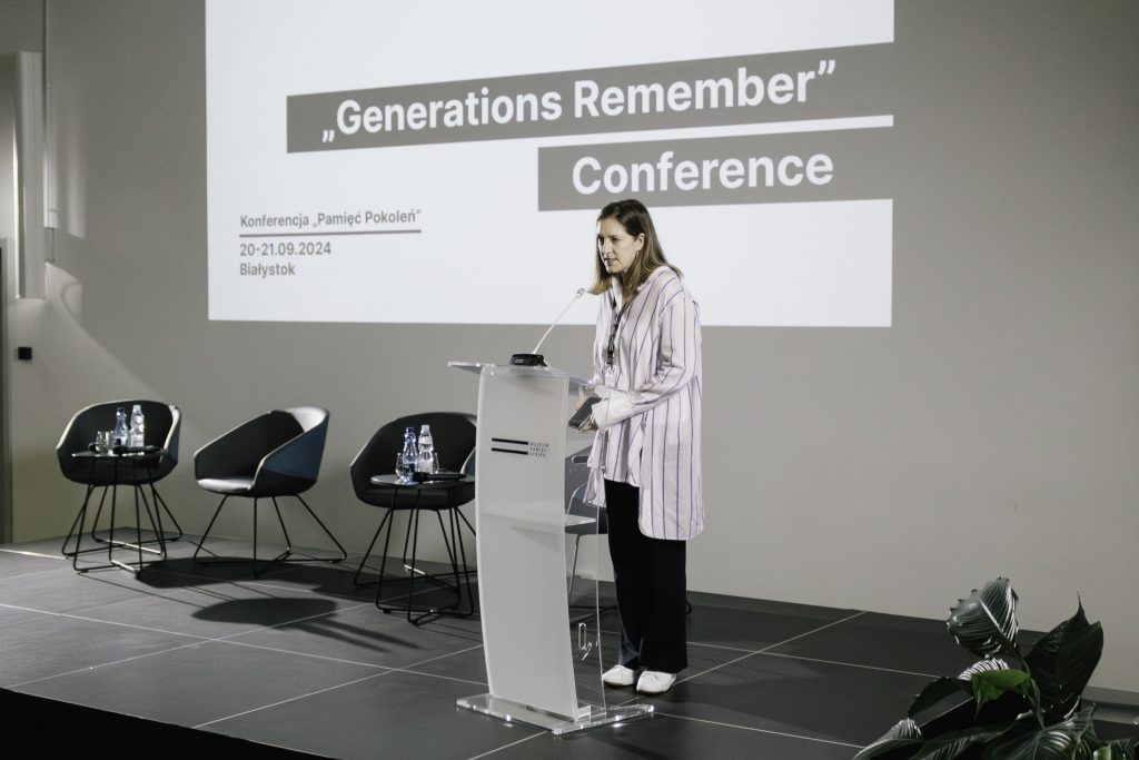 Anna Pacewicz z Fundacji Kresy-Syberia przy mównicy przemawia do mikrofonu.