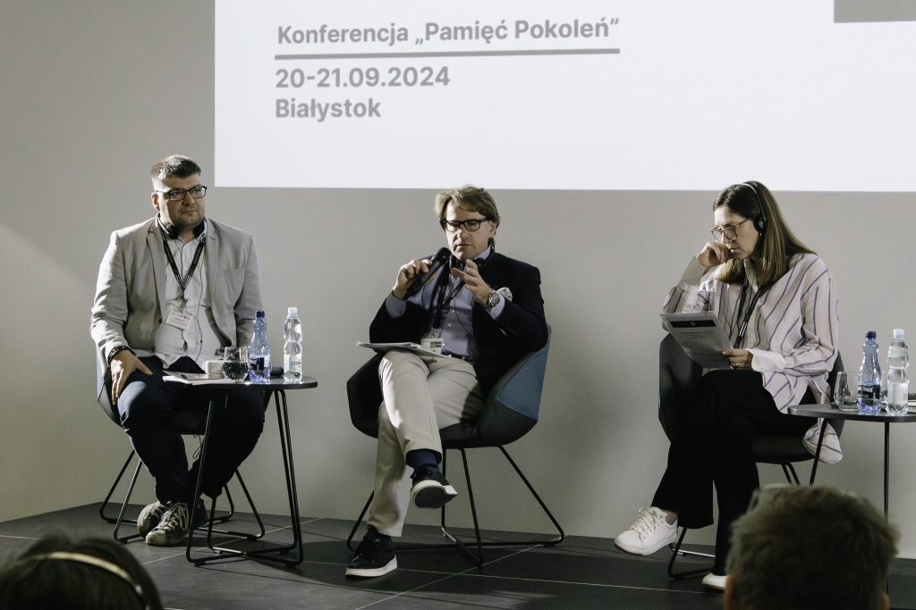 Od lewej strony siedzą: dr Dmitriy Panto z Muzeum II Wojny Światowej, mówiący do mikrofonu Dyrektor Muzeum Pamięci Sybiru prof. Wojciech Śleszyński oraz Anna Pacewicz z Fundacji Kresy-Syberia. 