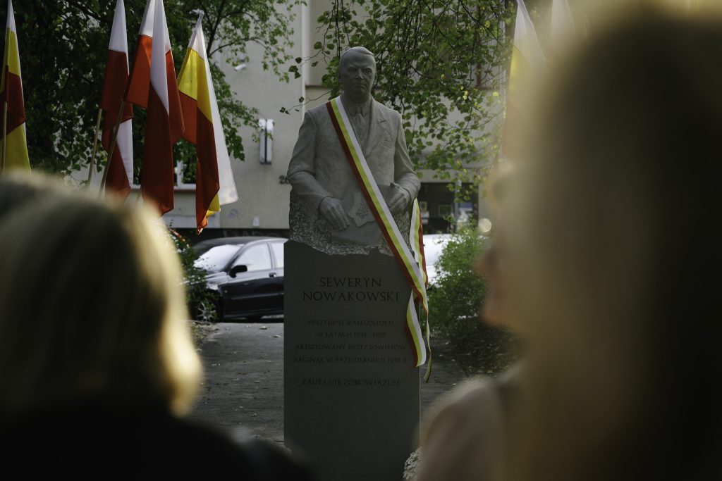 Pomnik Seweryna Nowakowskiego. Obok flagi Polski i Białegostoku.