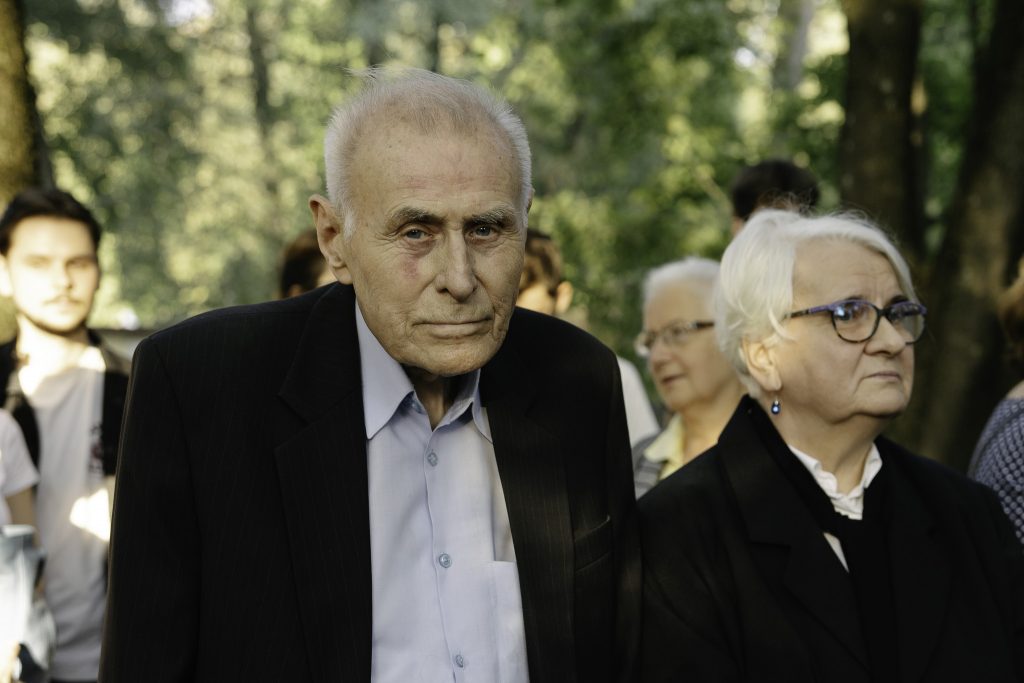 Starszy mężczyzna patrzy na wprost