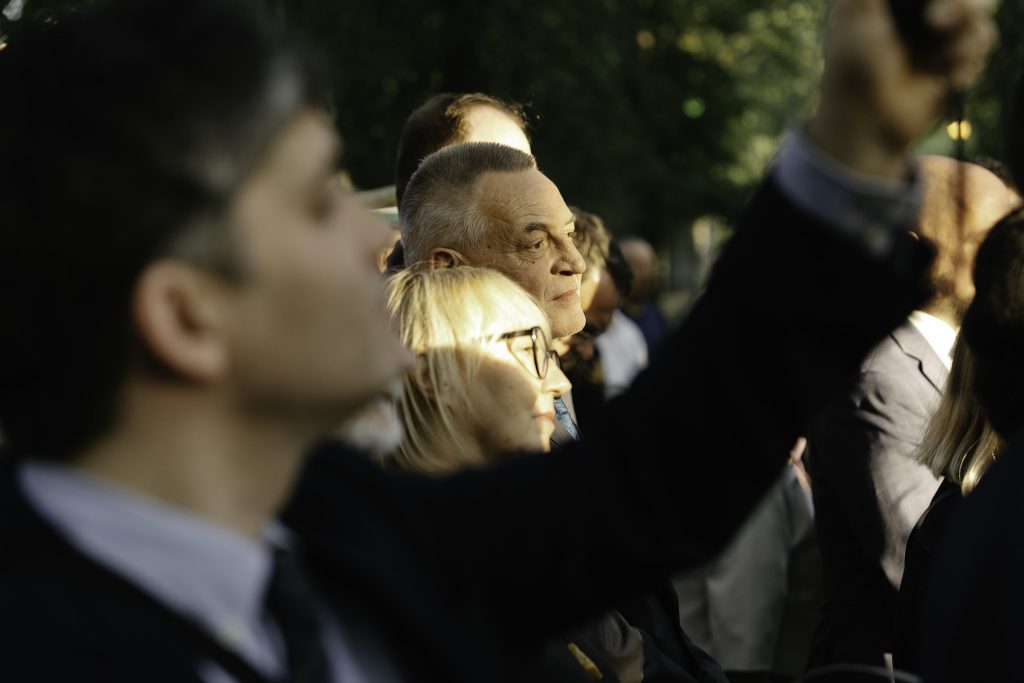 Grupa osób uczestnicząca podczas uroczystości odsłonięcia pomnika Seweryna Nowakowskiego.