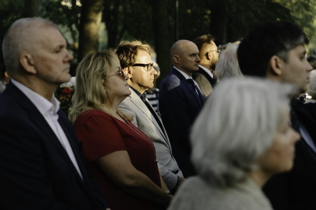 Grupa osób obecna podczas uroczystości odsłonięcia pomnika Seweryna Nowakowskiego. W centralnej części zdjęcia Dyrektor Muzeum Pamięci Sybiru prof. Wojciech Śleszyński.