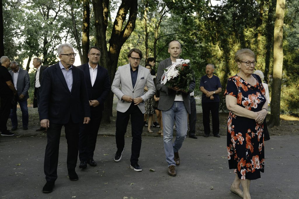 Dr Marcin Zwolski z Muzeum Pamięci Sybiru niesie wiązankę pod pomnik Seweryna Nowakowskiego. Obok niego idą m.in. Dyrektor Muzeum prof. Wojciech Śleszyński, Jolanta Hryniewicka, Prezes Związku Sybiraków Oddział Białystok oraz Jerzy Bołtuć, Prezes Podlaskiego Stowarzyszenia Pamięci Zesłańców Sybiru.