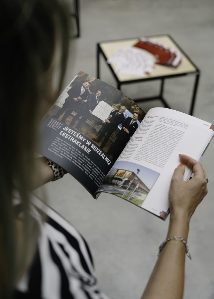 Najnowszy numer Zesłańca trzymany w kobiecych dłoniach.