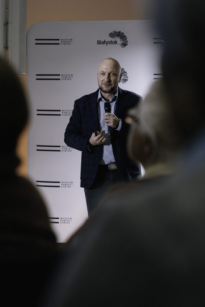 Prof. Mariusz Lamentowicz z Wydziału Nauk Geograficznych i Geologicznych Uniwersytetu Adama Mickiewicza w Poznaniu przemawia do mikrofonu.