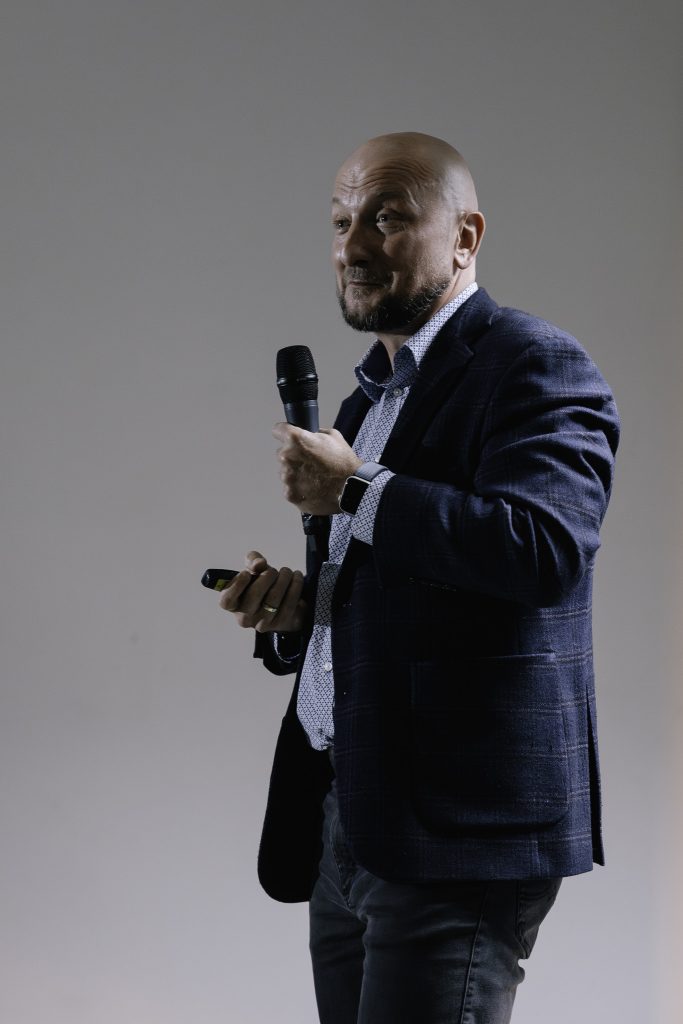 Prof. Mariusz Lamentowicz z Wydziału Nauk Geograficznych i Geologicznych Uniwersytetu Adama Mickiewicza w Poznaniu przemawia do mikrofonu.