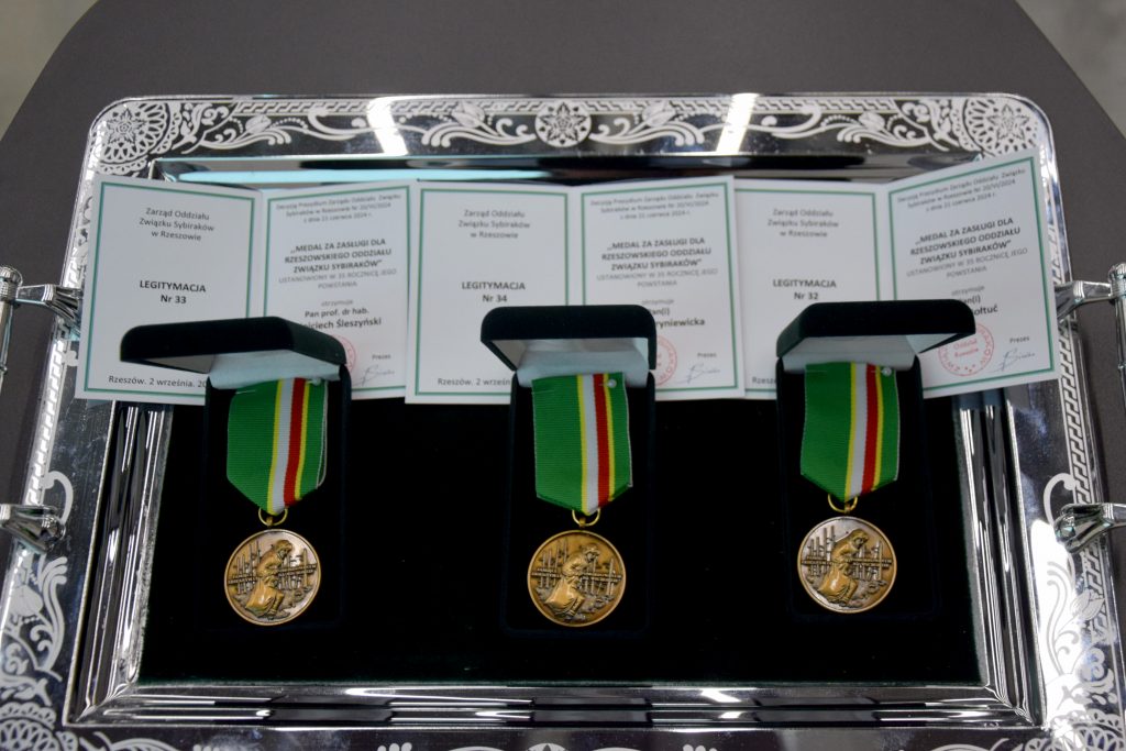 Na srebrnej tacy leżą trzy medale za zasługi dla rzeszowskiego oddziału Związku Sybiraków.