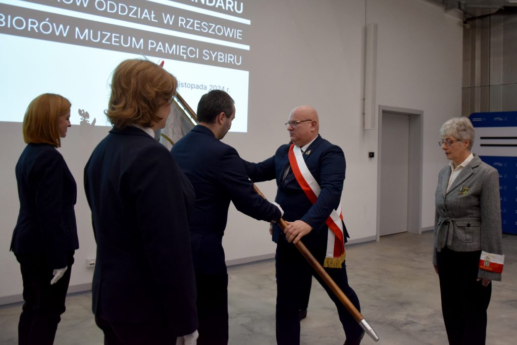 Moment przekazania sztandaru.