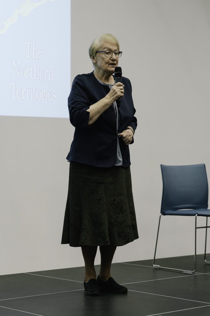 Jolanta Hryniewicka, prezes białostockiego oddziału Związku Sybiraków trzyma w ręku mikrofon. Opowiada o losach swojej rodziny deportowanej  w głąb Związku Radzieckiego.