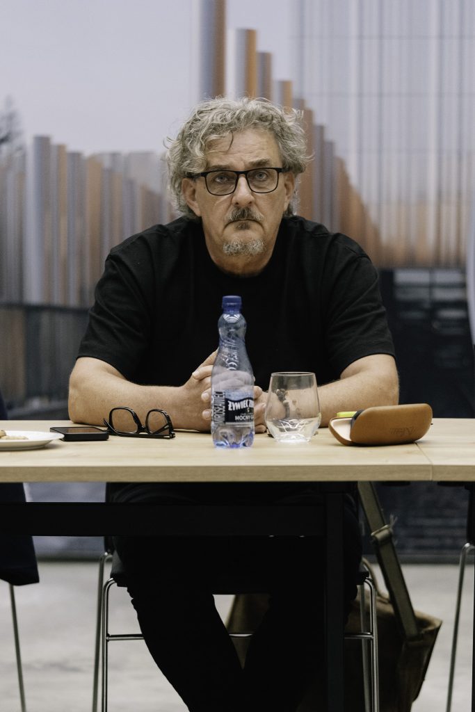 Prof. Jarosław Perszko w skupieniu słucha opowieści Sybiraków.