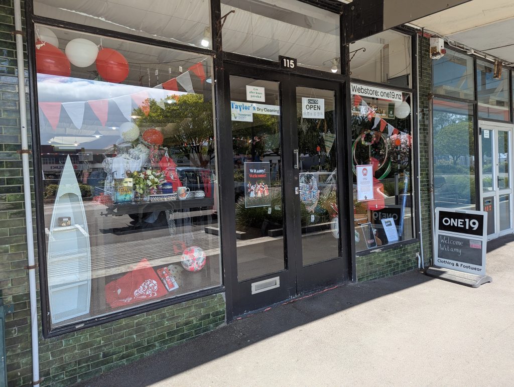 Witryna jednego z polskich sklepów w Nowej Zelandii. Widać polskie akcenty biało-czerwone.