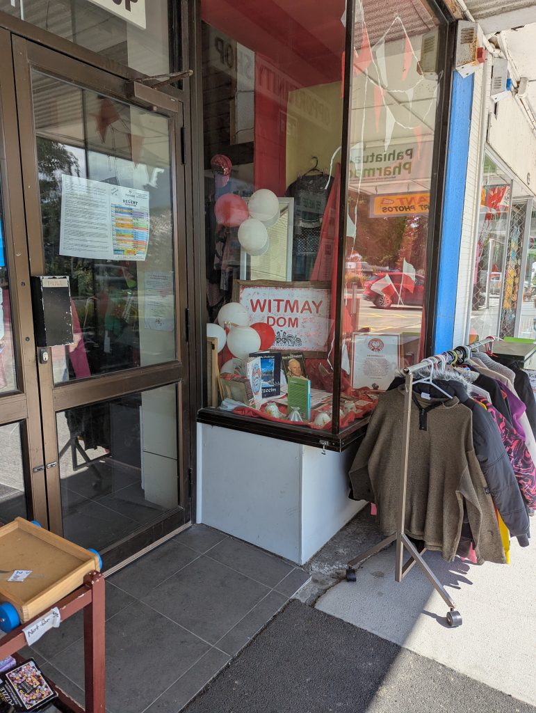 Witryna polskiego sklepu. Widoczna duża widoczna ramka "WITMAY DOM".