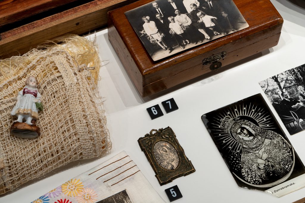 Ponumerowane eksponaty - zbiory Muzeum Pamięci Sybiru.