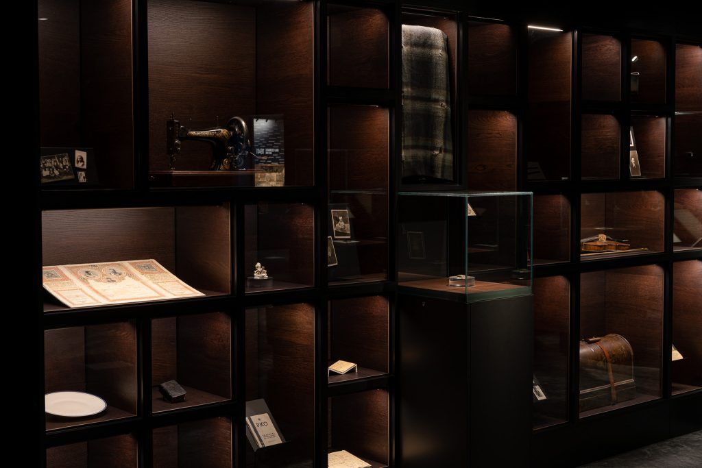 Część wystawy stałej, gabloty z eksponatami.