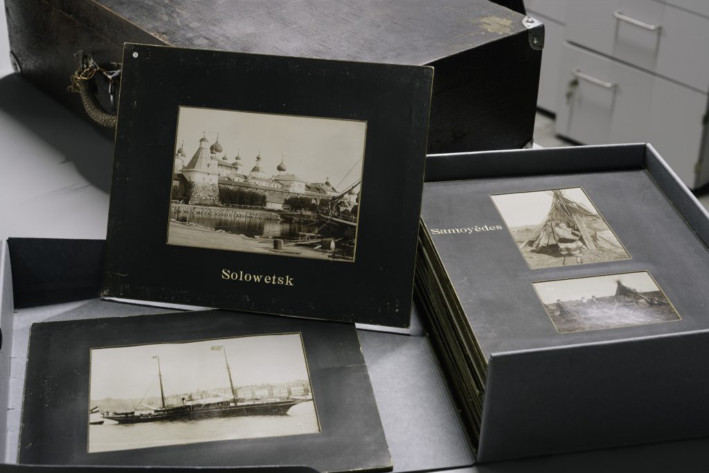 Zbiór zdjęć - eksponaty ze zbiorów Muzeum Pamięci Sybiru.