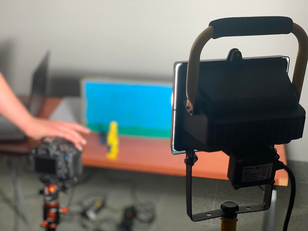 Na zdjęciu widać ustawienie do nagrywania lub fotografowania animacji poklatkowej.