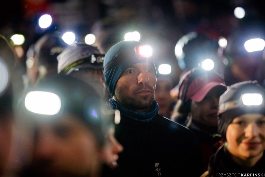 Grupa osób z czołówkami.