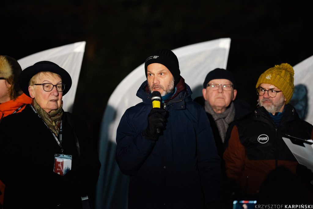 Jacek Brzozowski, wojewoda podlaski przemawia do uczestników wydarzenia. Obok stoją Sybiracy oraz organizatorzy Biegu.