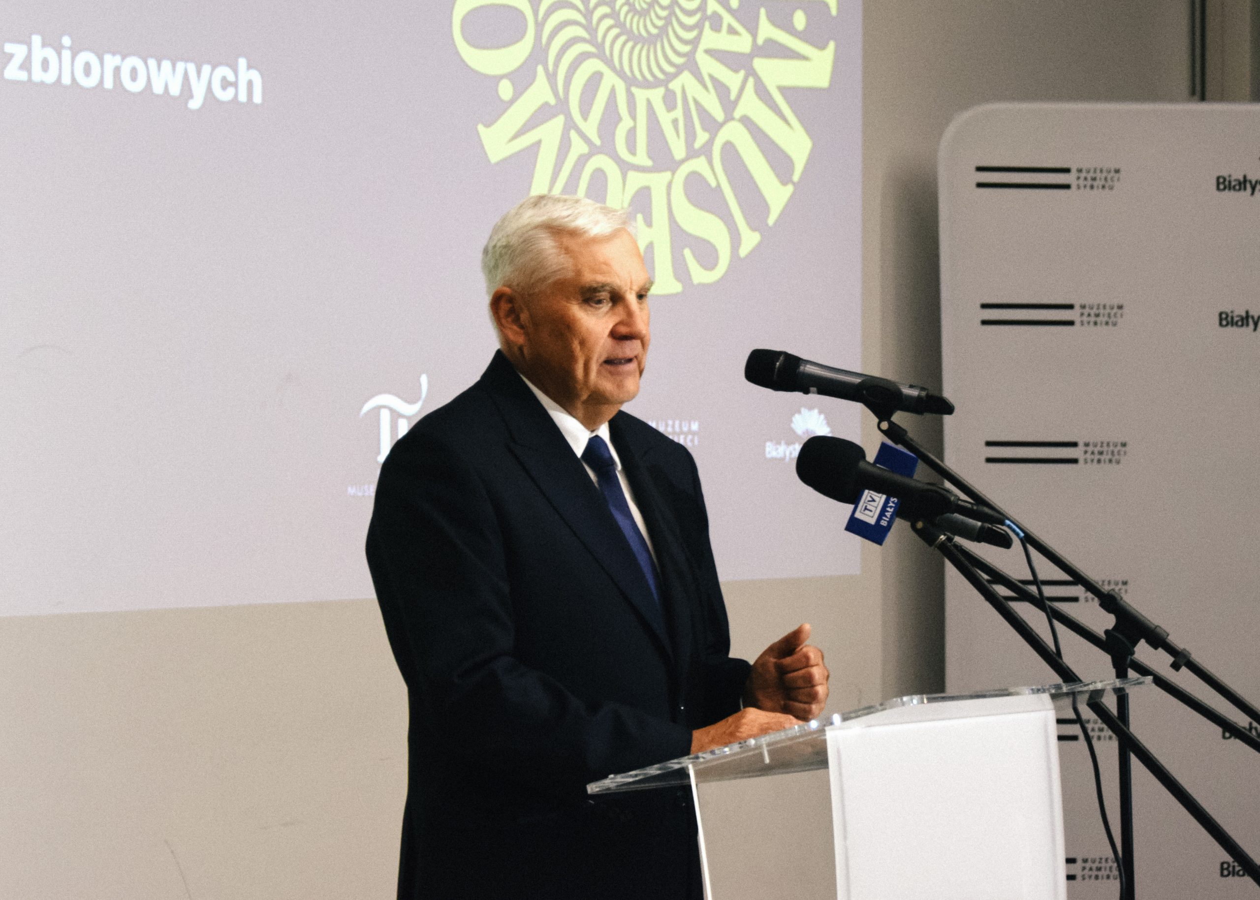 Tadeusz Truskolaski, prezydent Białegostoku przemawia przy mównicy do mikrofonu.