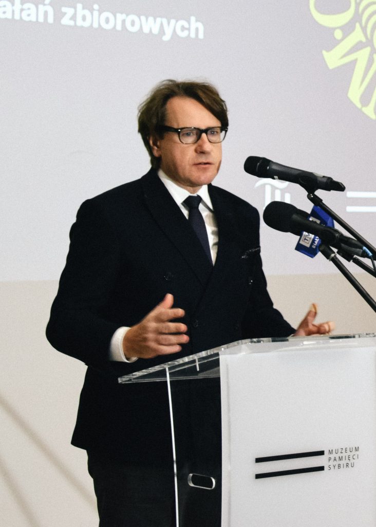 Prof. Wojciech Śleszyński, dyrektor Muzeum Pamięci Sybiru przemawia przy mównicy do mikrofonu.