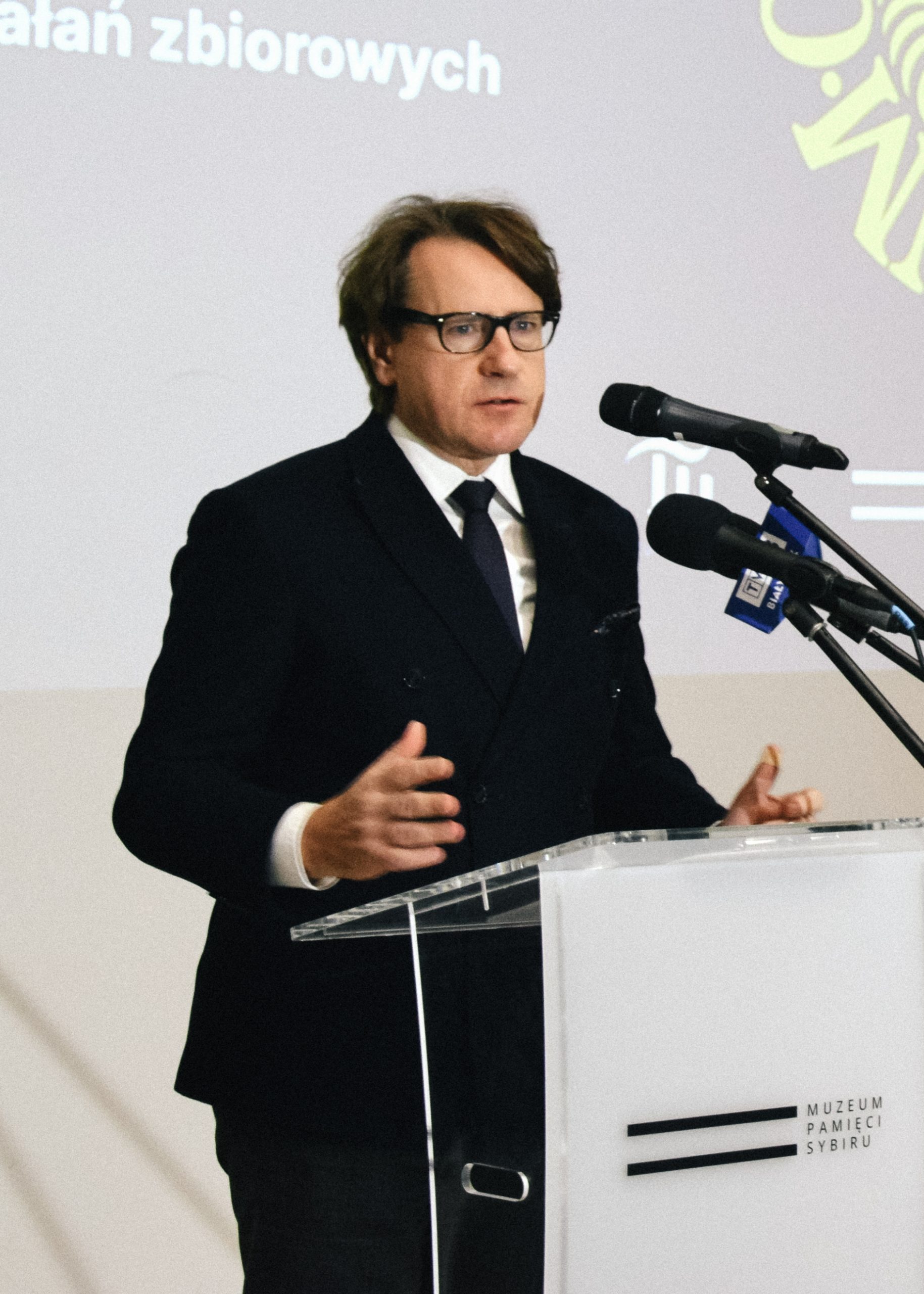 Prof. Wojciech Śleszyński, dyrektor Muzeum Pamięci Sybiru przemawia przy mównicy do mikrofonu.
