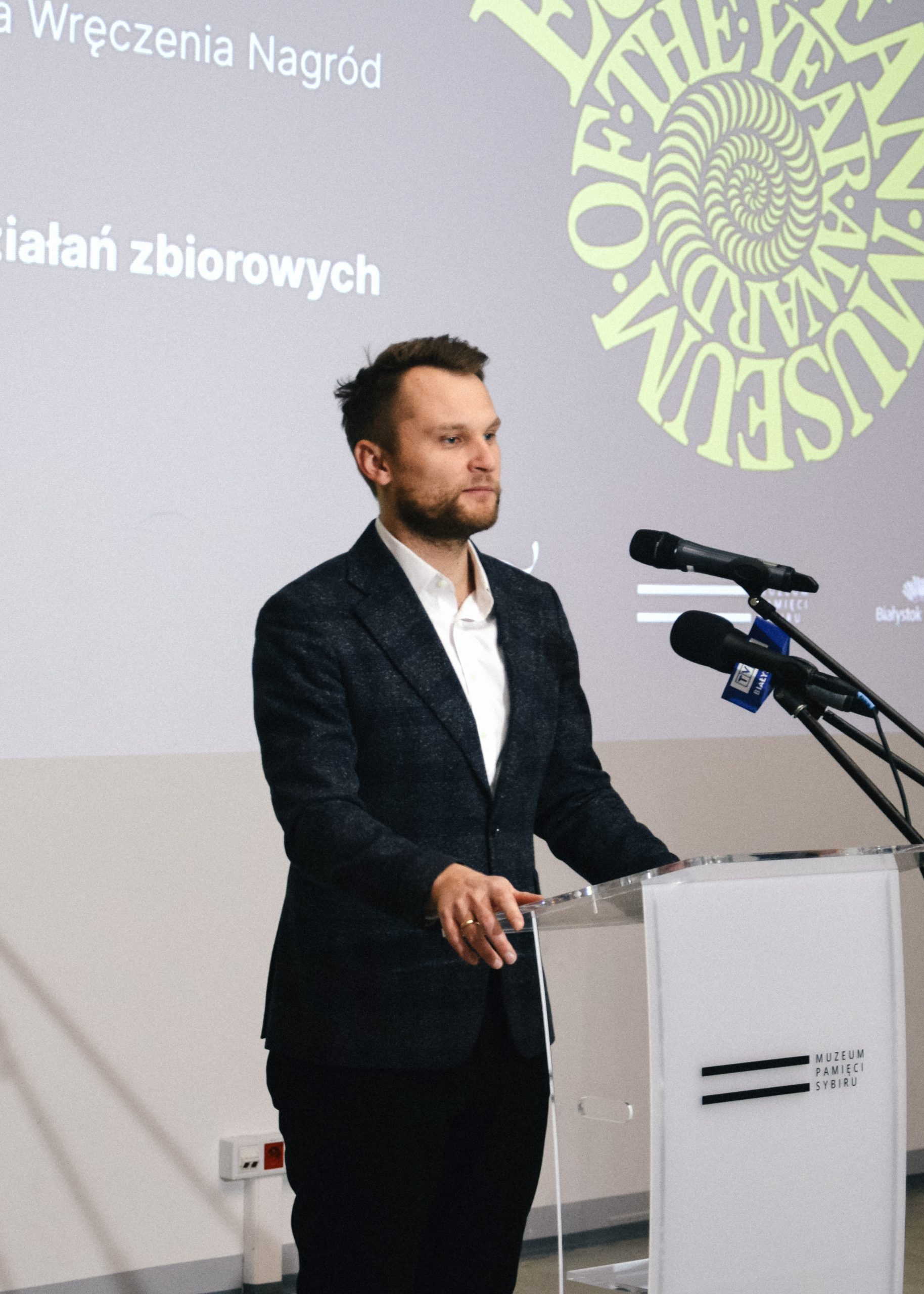 Krzysztof Truskolaski, poseł na Sejm przemawia przy mównicy do mikrofonu.