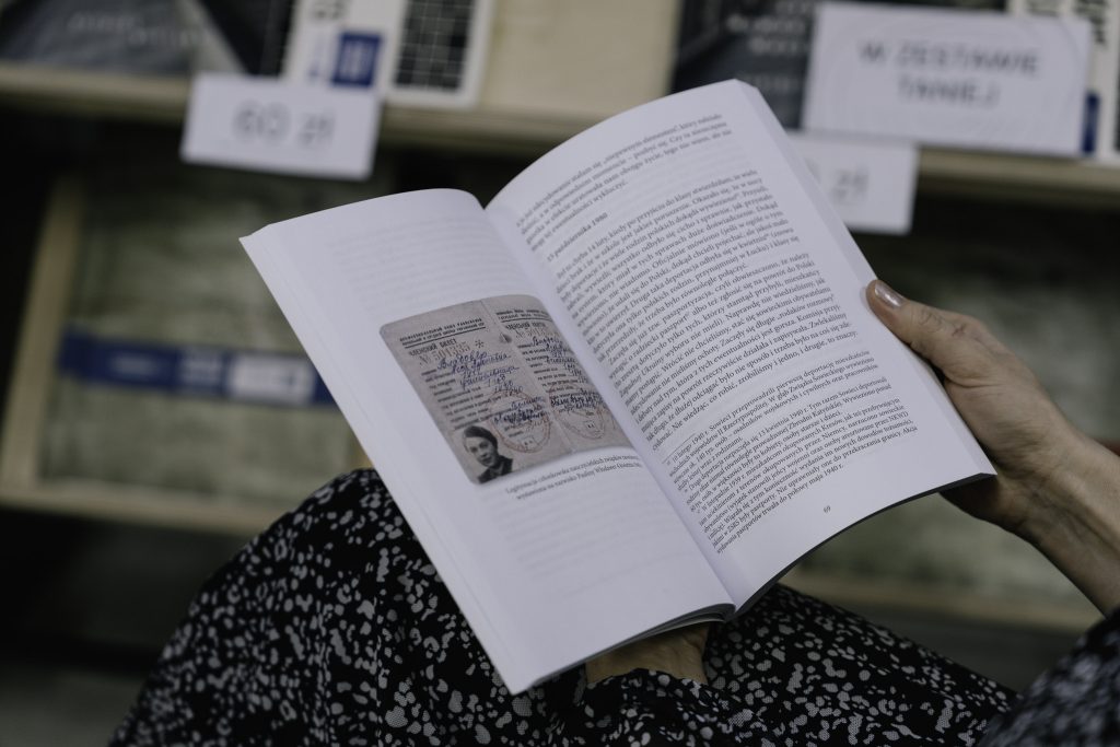 Otwarta książka Pauliny Włodawer „Tam, gdzie kończył się świat”.