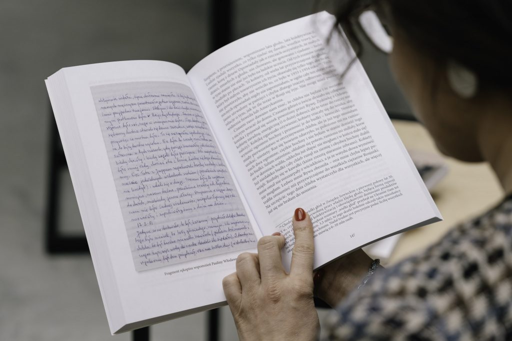 Otwarta książka Pauliny Włodawer „Tam, gdzie kończył się świat”.