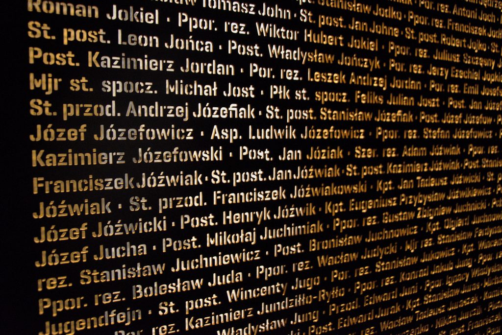 Ściana z podświetlonymi nazwiskami osób poległych w Katyniu.