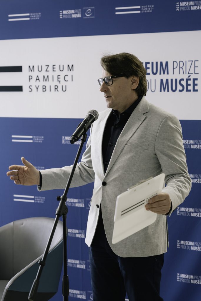 Prof. Wojciech Śleszyński, dyrektor Muzeum Pamięci Sybiru przemawia podczas inauguracji kwietniowego "Eksponatu Miesiąca".