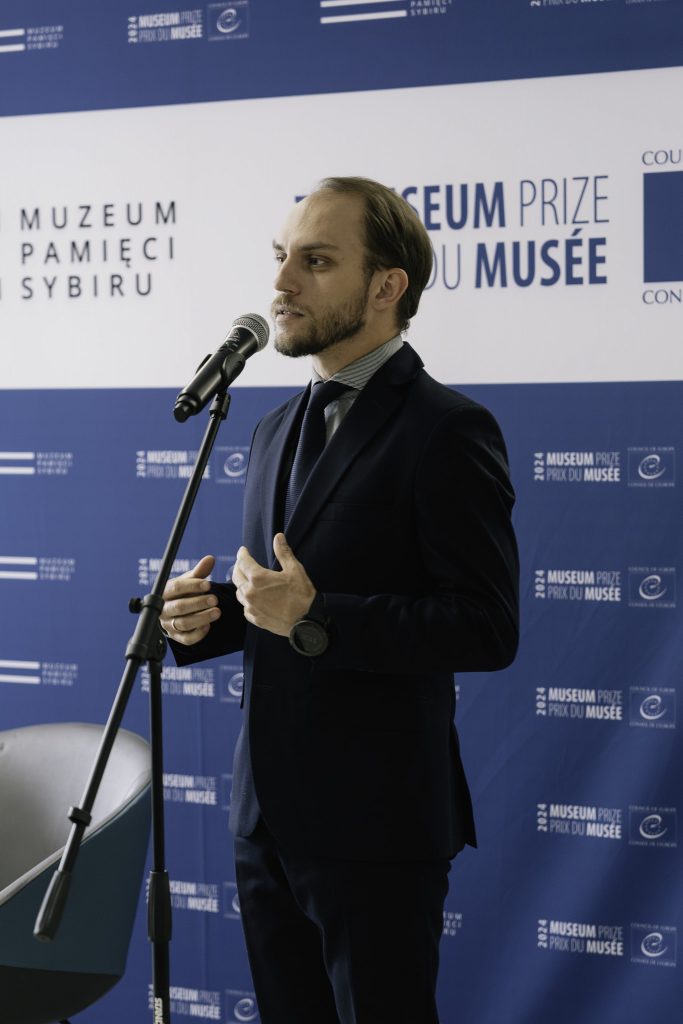 Dr Piotr Popławski przemawia podczas inauguracji kwietniowego "Eksponatu Miesiąca".