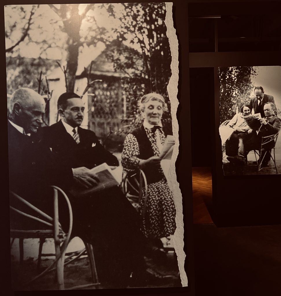 Rodzina Kleinów w przydomowym ogrodzie.