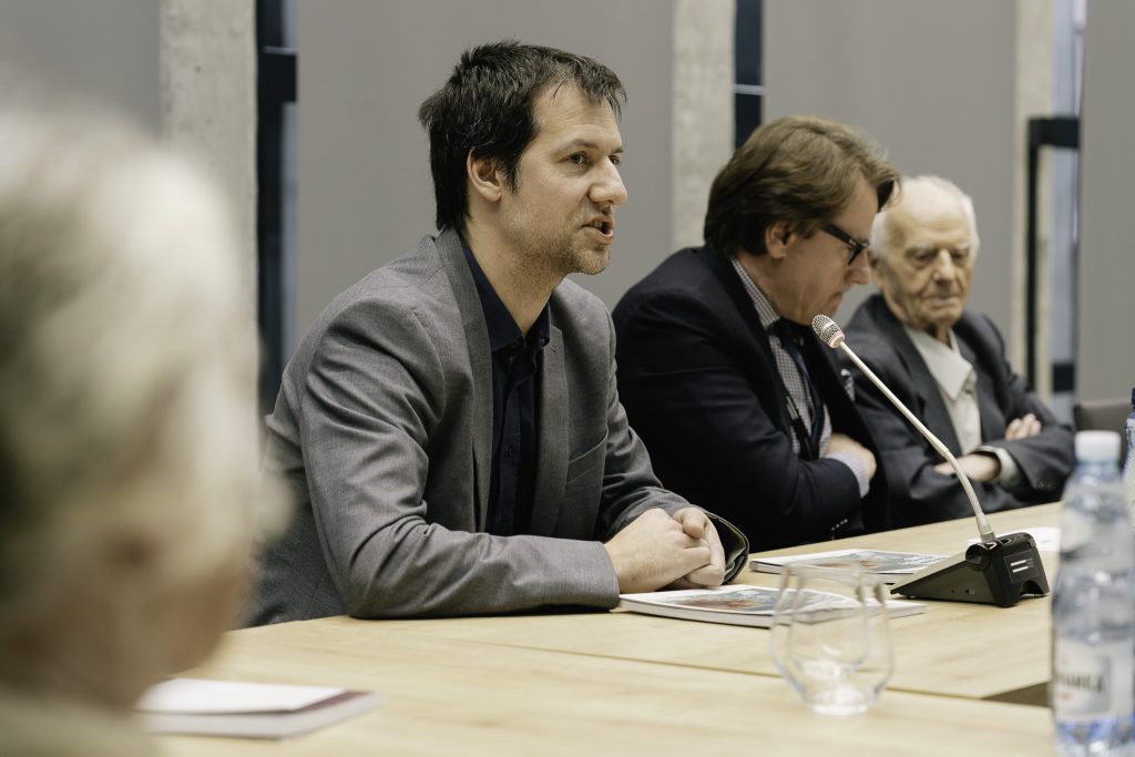 Uczestnicy Komisji Syberyjskiej podczas obrad. Siedzą przy stole.