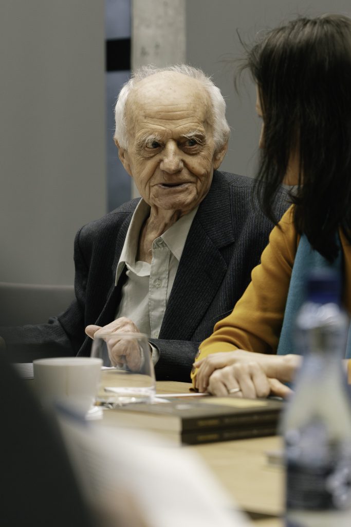 Uczestnicy Komisji Syberyjskiej podczas obrad. Siedzą przy stole.