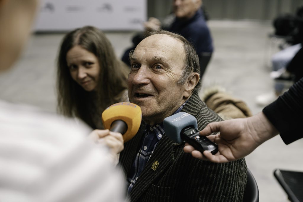 Sybirak podczas udzielania wywiadu. Jest to starszy mężczyzna. Uśmiecha się. 