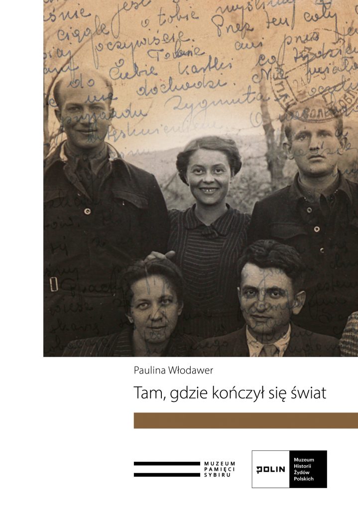 Okładka książki „Tam, gdzie kończył się świat” Pauliny Włodawer. Przedstawia starą fotografię na której widać 5 osób. 