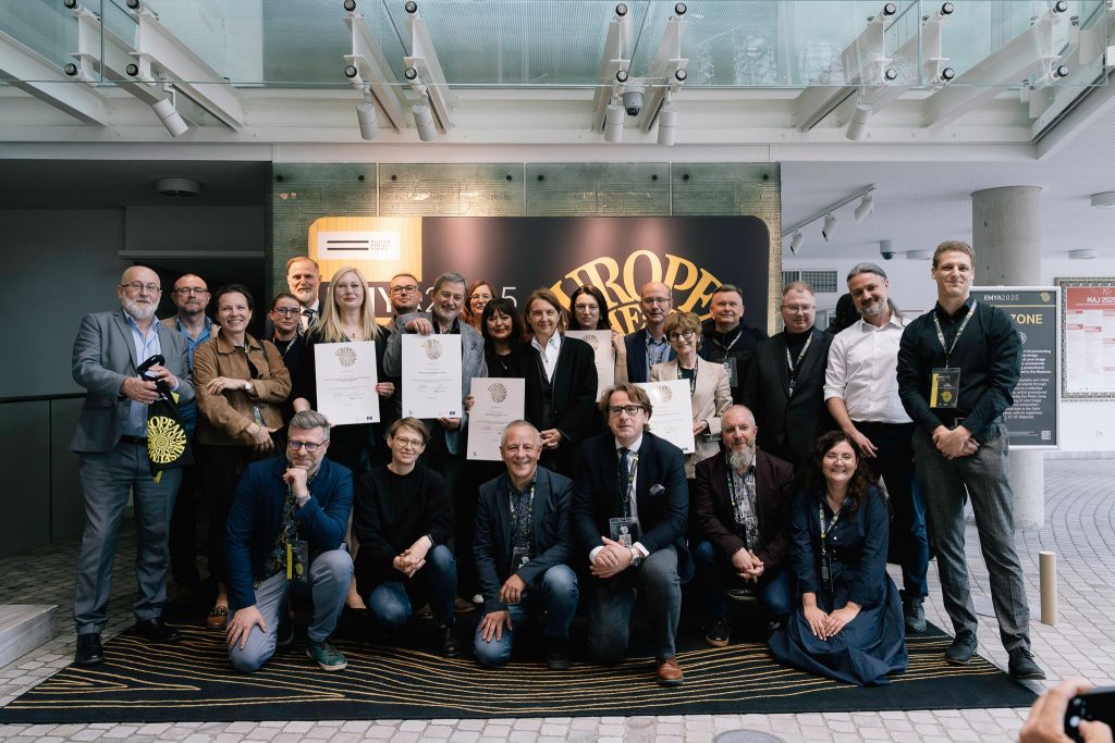 Dyrektor Muzeum Pamięci Sybiru, prof. Wojciech Śleszyński wraz z uczestnikami i laureatami konferencji EMYA 2025.