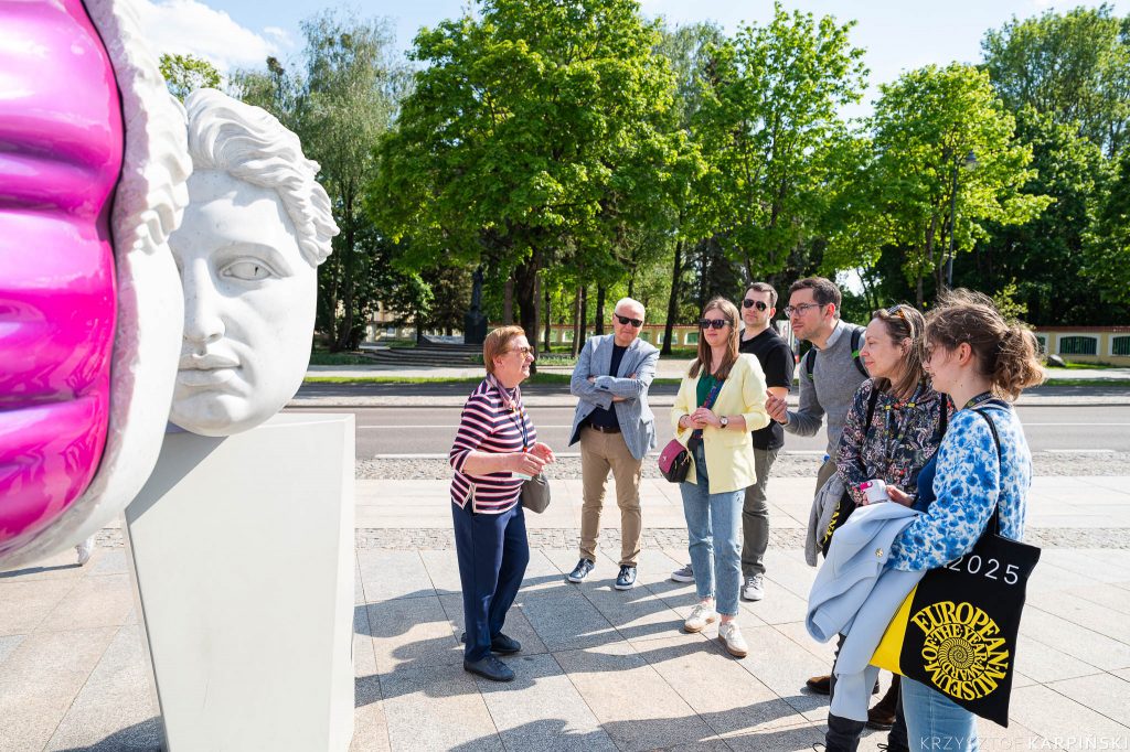 Uczestnicy wydarzenia EMYA 2025 zwiedzają miasto Białystok.