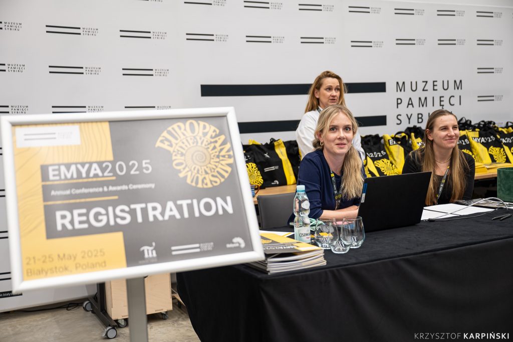 Kadra pracownicza muzeum podczas rejestracji uczestników wydarzenia EMYA 2025.