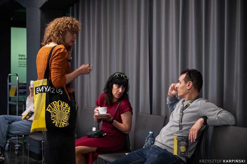 Uczestnicy wydarzenia EMYA 2025 rozmawiają.