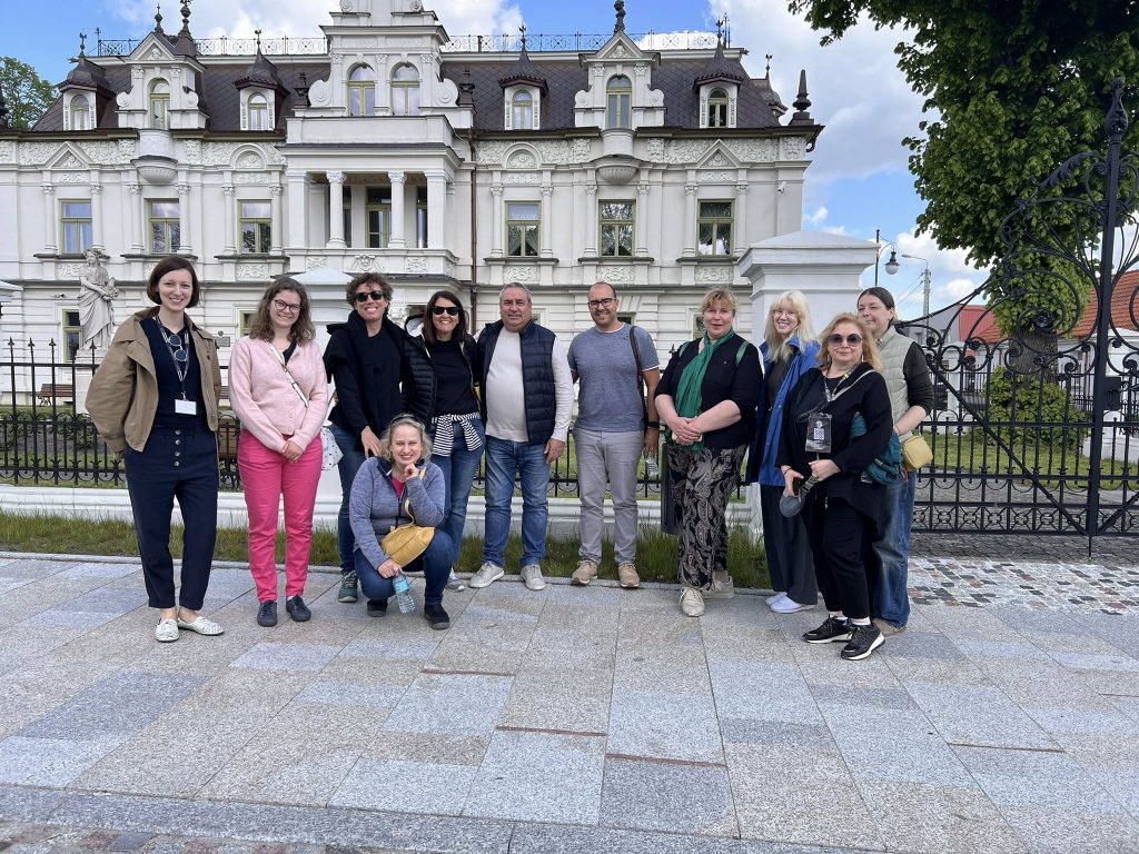 Uczestnicy konferencji EMYA 2025 podczas wycieczki do Supraśla.