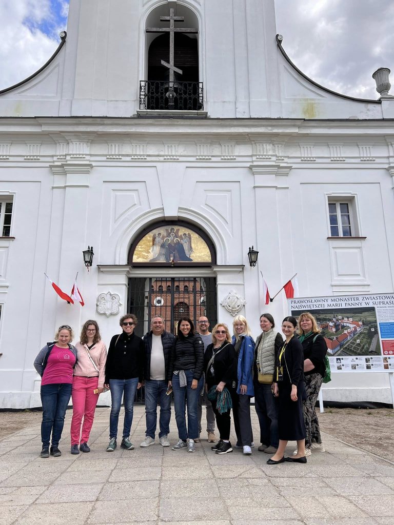 Uczestnicy konferencji EMYA 2025 podczas wycieczki do Supraśla.