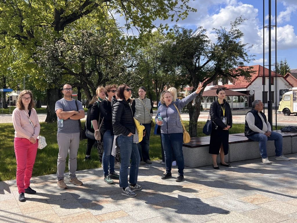 Uczestnicy konferencji EMYA 2025 podczas wycieczki do Supraśla.