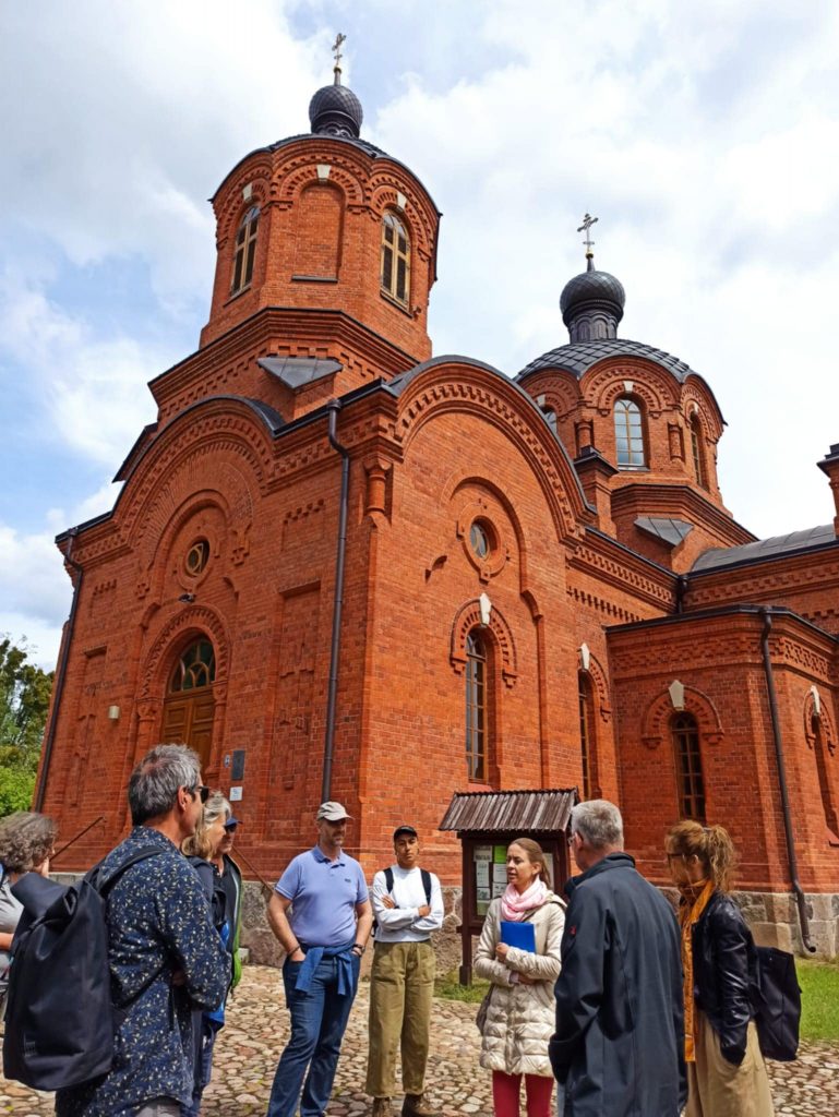 Uczestnicy konferencji EMYA 2025 podczas wycieczki do Białowieży.